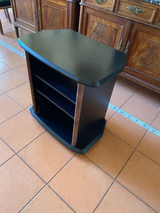 Mesa TV negra con estantes