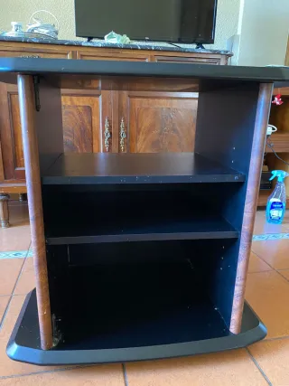 Mesa TV negra con estantes