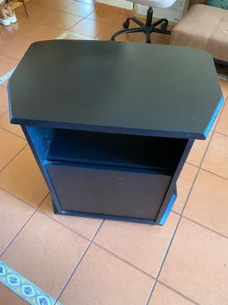 Mesa TV negra con estantes