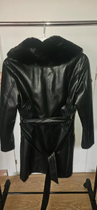 Abrigo efecto piel YEEZEE negro talla M