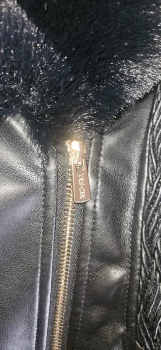 Abrigo efecto piel YEEZEE negro talla M