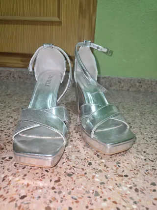 Zapatos de tacón plateados