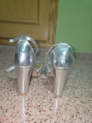 Zapatos de tacón plateados