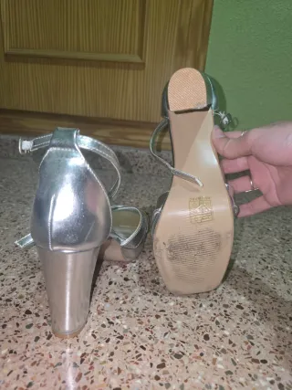 Zapatos de tacón plateados
