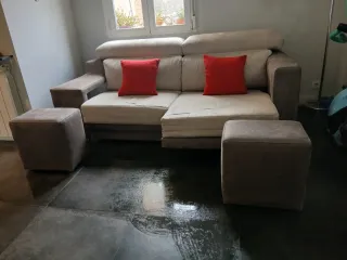 Sofá modular beige con 2 poufs