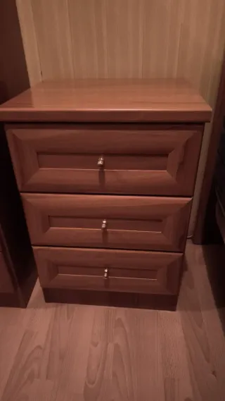 Cómoda y mesita de noche madera