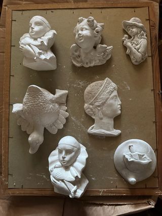 Figuras de escayola en blanco.