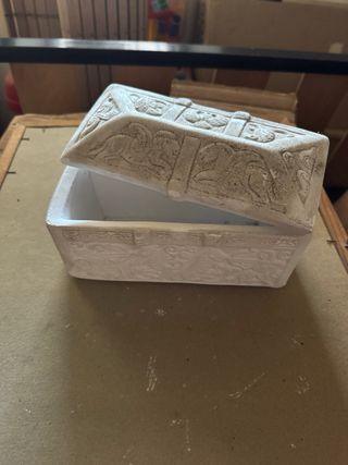 Figuras de escayola en blanco.