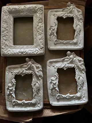 Figuras de escayola en blanco.