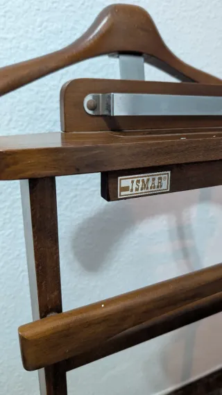 Perchero de madera para trajes