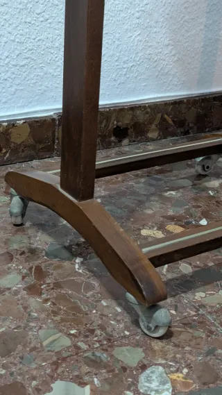 Perchero de madera para trajes