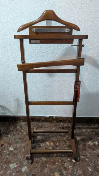 Perchero de madera para trajes