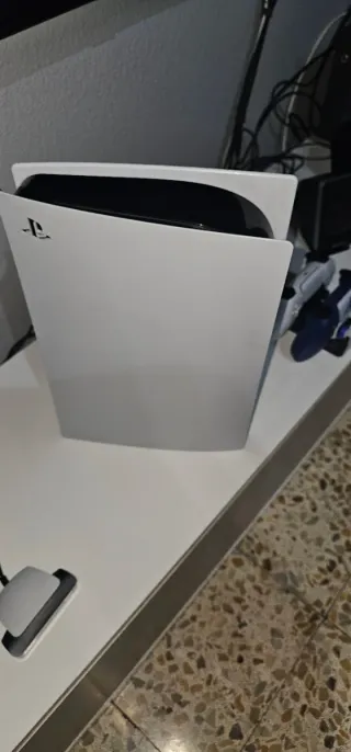 Vendo PS5 fat averiada si alguien usas las piezas.