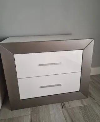 Cómoda, 2 mesitas y espejo