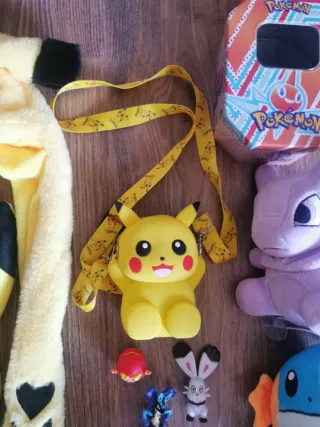 Lote Pokemon: Peluches, Gorro, Cartas y Latas
