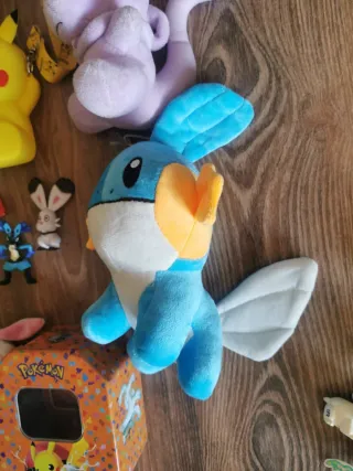 Lote Pokemon: Peluches, Gorro, Cartas y Latas