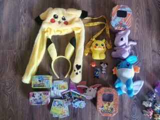 Lote Pokemon: Peluches, Gorro, Cartas y Latas
