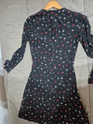 Vestido negro floral Mango