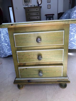 Armario ,cabecero, cómoda, mesilla , mesa y silla.