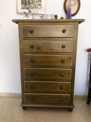 Armario ,cabecero, cómoda, mesilla , mesa y silla.