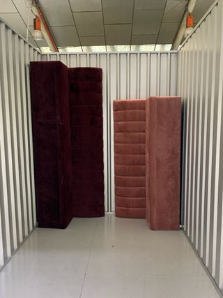 Sofás de terciopelo cantidades: 4 burdeos 2 salmon