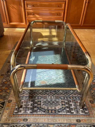 Mesa centro cristal y metal dorado