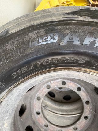 Neumático de camión usado