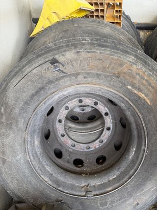 Neumático de camión usado