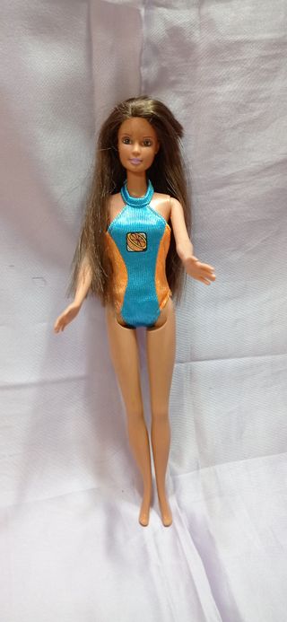 Muñeca Barbie con bañador deportivo