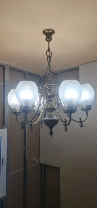 Lámpara de techo dorada con tulipas