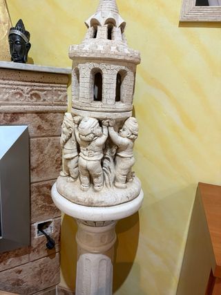 Estatua de piedra estilo castillo