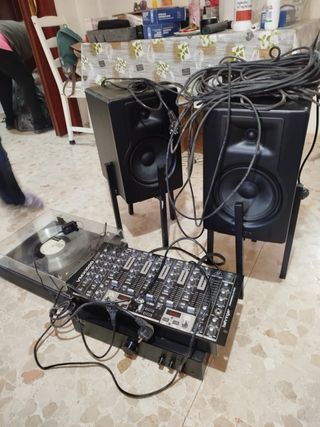 Mesa de Mezclas Behringer VMX1000 + Vinilo+ Altavo