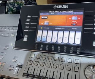 TECLADO YAMAHA TYROS 5
