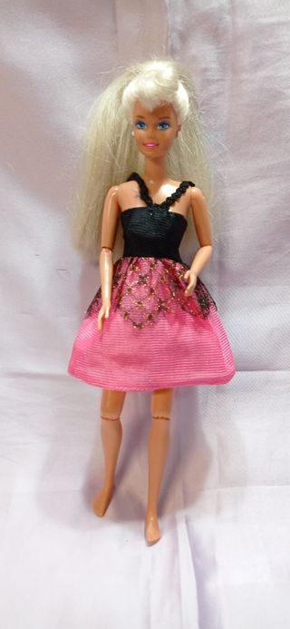 Muñeca Barbie Articulada Vestido Rosa