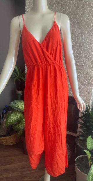 Mono rojo de tirantes