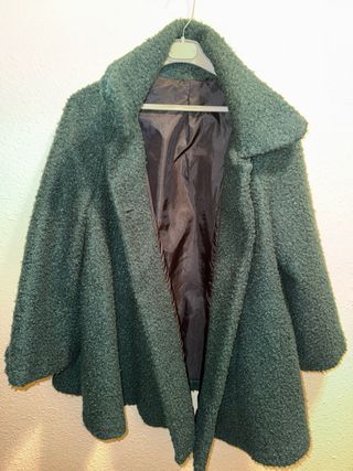 Abrigo verde talla dos botones