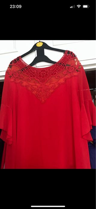 Blusa roja con encaje con escote V talla L