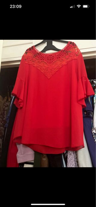 Blusa roja con encaje con escote V talla L