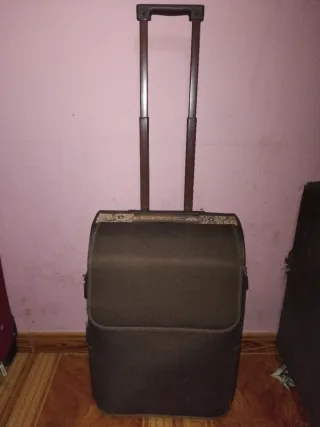 Maleta de viaje marrón con ruedas