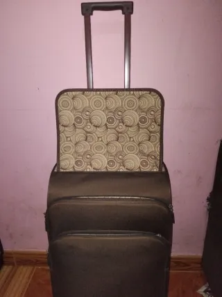 Maleta de viaje marrón con ruedas