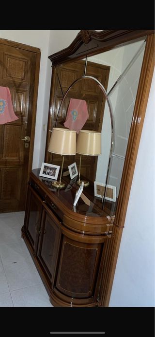 Mueble de madera con espejo