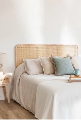 Cabecero de ratán y madera