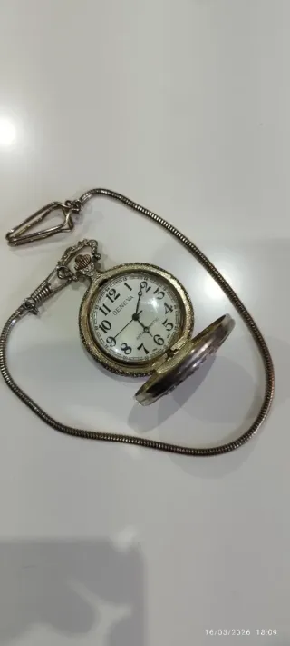 Reloj de bolsillo plateado con cadena