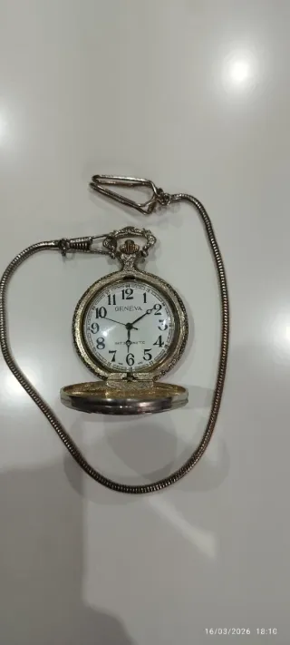 Reloj de bolsillo plateado con cadena