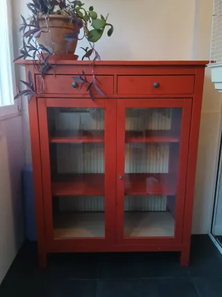 Mueble rojo con puertas de cristal