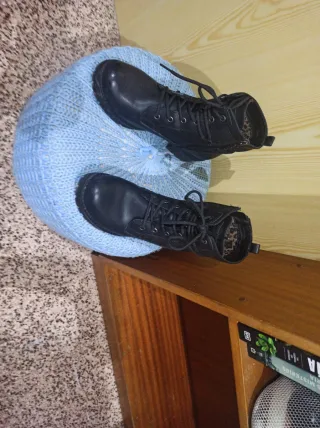 Botines negros con cordones y cremallera. Refresh