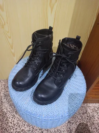 Botines negros con cordones y cremallera. Refresh