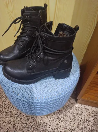 Botines negros con cordones y cremallera. Refresh