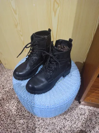 Botines negros con cordones y cremallera. Refresh