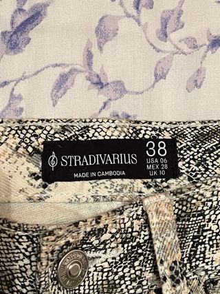 Pantalón Stradivarius estampado serpiente